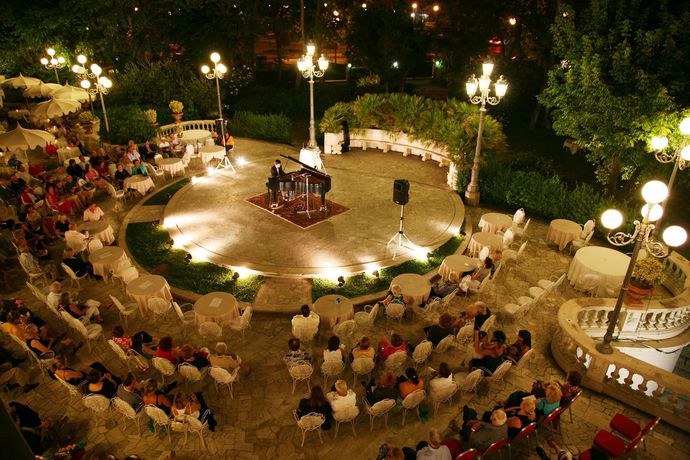 Imagen de los exteriores del Hotel Grand Rimini. Foto 8