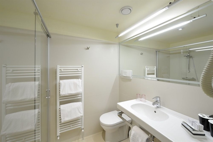 Imagen de la habitación del Hotel Grand Riva. Foto 4