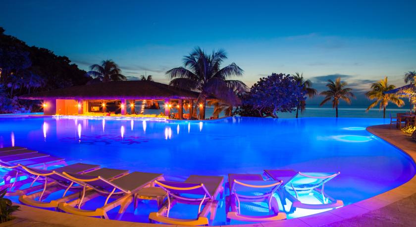 Imagen de la piscina del Hotel Grand Roatan Caribbean Resort. Foto 13