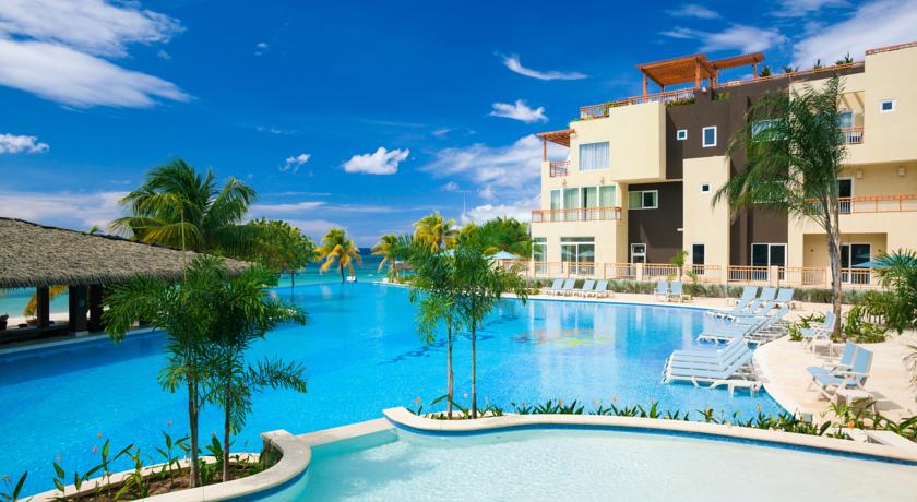 Imagen de la piscina del Hotel Grand Roatan Caribbean Resort. Foto 14