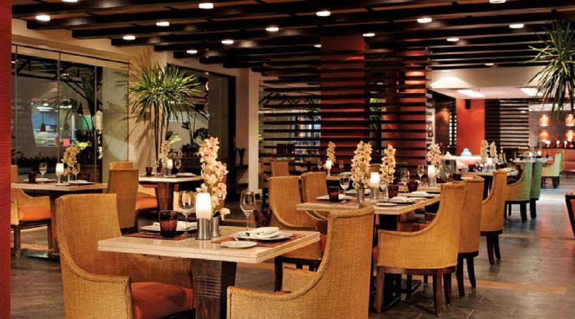 Imagen del bar/restaurante del Hotel Grand Rotana Resort and Spa. Foto 3