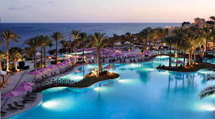 Imagen de la piscina del Hotel Grand Rotana Resort and Spa. Foto 16