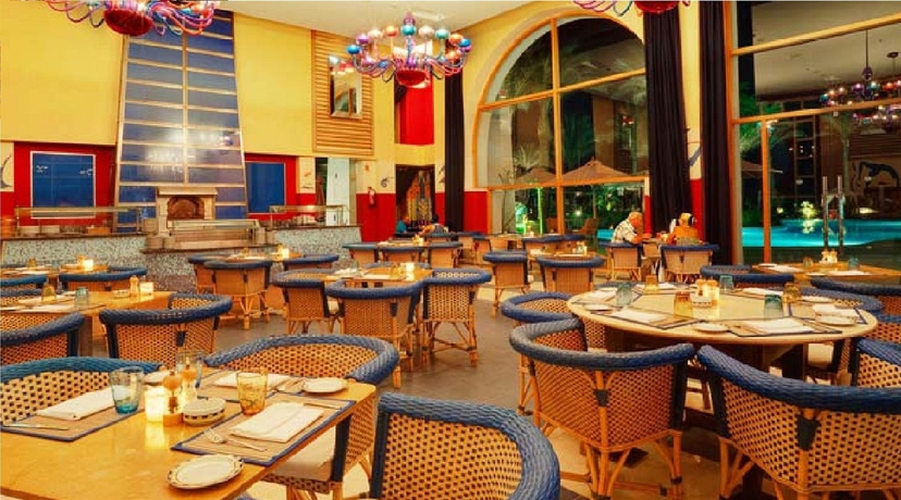 Imagen del bar/restaurante del Hotel Grand Rotana Resort and Spa. Foto 4