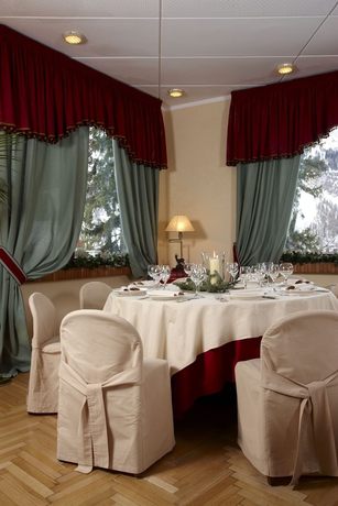 Imagen del bar/restaurante del Hotel Grand Royal E Golf. Foto 3