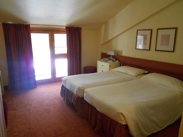 Imagen de la habitación del Hotel Grand Royal E Golf. Foto 11