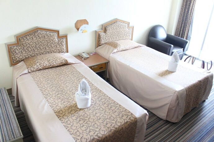 Imagen de la habitación del Hotel Grand Royal Plaza Hotel. Foto 10