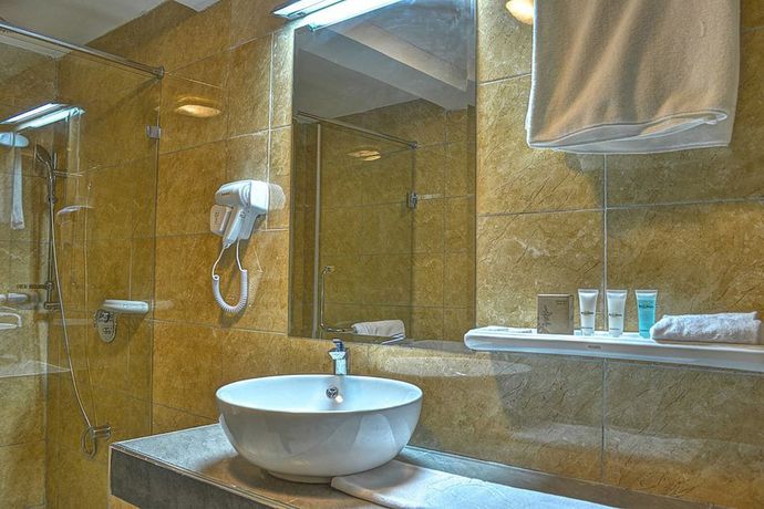 Imagen de la habitación del Hotel Grand Royal Swiss. Foto 6