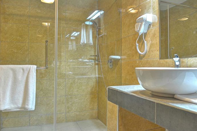 Imagen de la habitación del Hotel Grand Royal Swiss. Foto 16