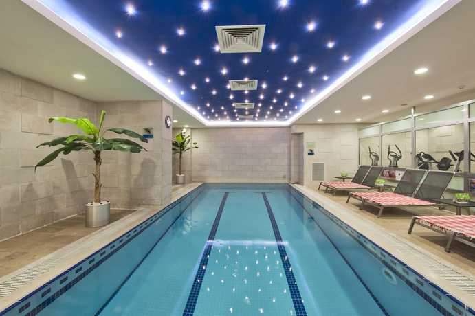 Imagen de la piscina del Hotel Grand S. Foto 16