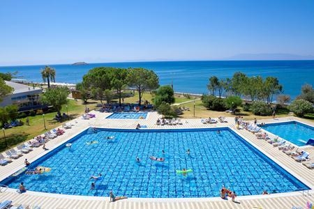 Imagen de la piscina del Hotel Grand Sahins Gumuldur Resort. Foto 9