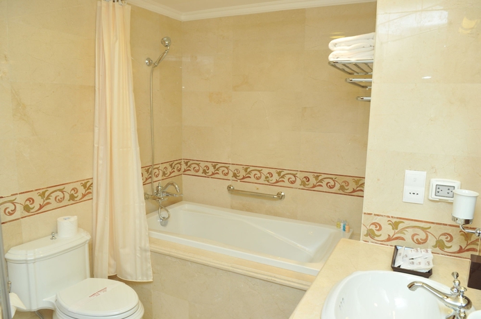 Imagen de la habitación del Hotel Grand Saigon. Foto 7