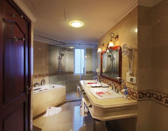 Imagen de la habitación del Hotel Grand Saigon. Foto 8