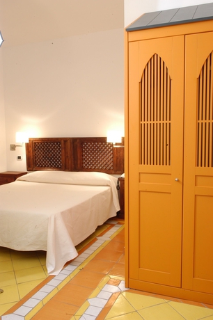 Imagen de la habitación del Hotel Grand Santa Domitilla. Foto 4