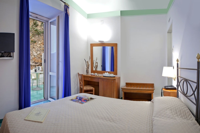 Imagen de la habitación del Hotel Grand Santa Domitilla. Foto 5