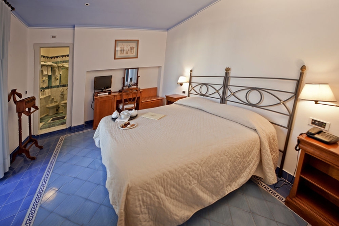 Imagen de la habitación del Hotel Grand Santa Domitilla. Foto 7