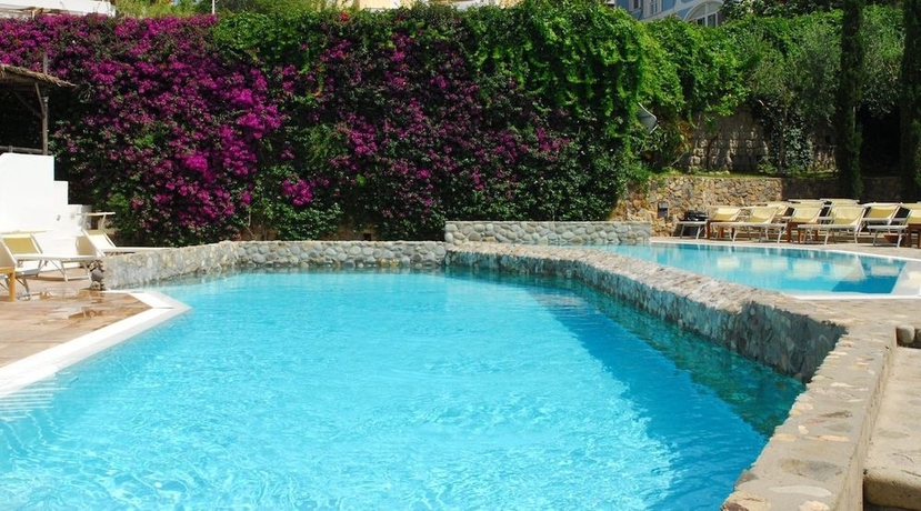 Imagen de la piscina del Hotel Grand Santa Domitilla. Foto 12
