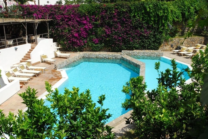 Imagen de la piscina del Hotel Grand Santa Domitilla. Foto 13