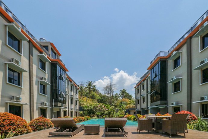 Imagen de la piscina del Hotel Grand Senggigi. Foto 17