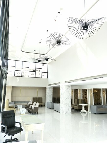 Imagen de los interiores del Hotel Grand Senyum. Foto 25