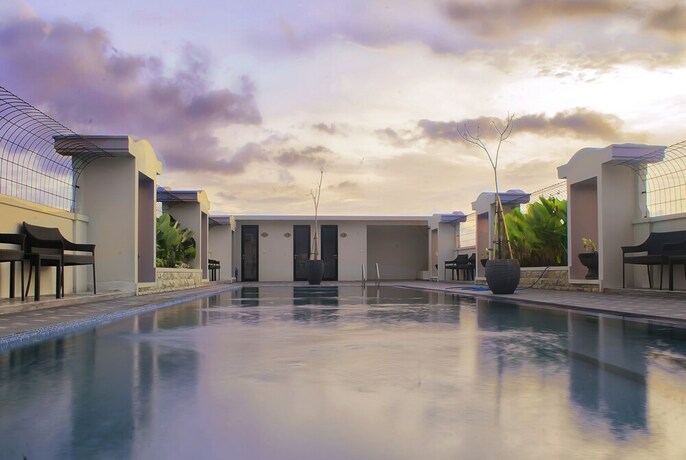 Imagen de la piscina del Hotel Grand Senyum. Foto 28