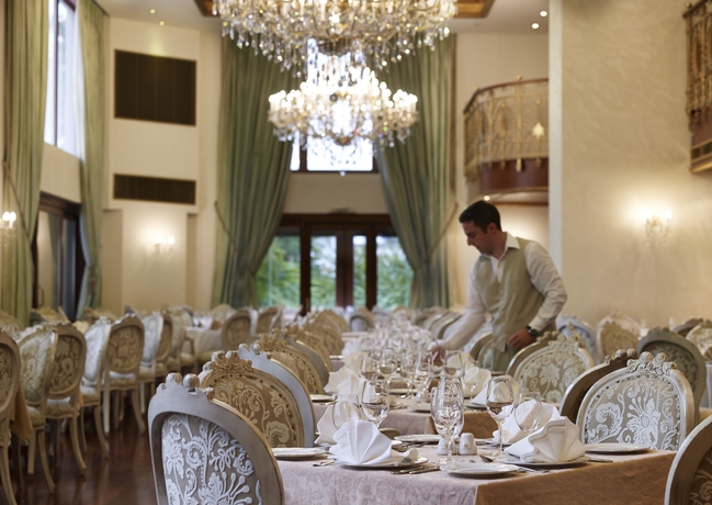 Imagen del bar/restaurante del Hotel Grand Serai Congress and Spa. Foto 2