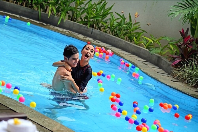 Imagen de la piscina del Hotel Grand Serela Setiabudhi Bandung. Foto 16