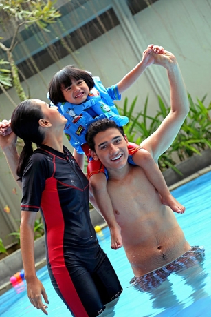 Imagen de la piscina del Hotel Grand Serela Setiabudhi Bandung. Foto 17