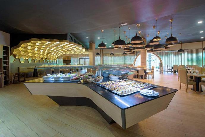 Imagen del bar/restaurante del Hotel Grand Sirenis Punta Cana Resort & Aquagames. Foto 4