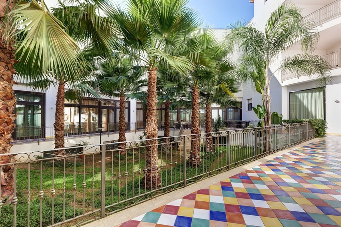 Imagen de los exteriores del Hotel Grand Sofia, Noto. Foto 5