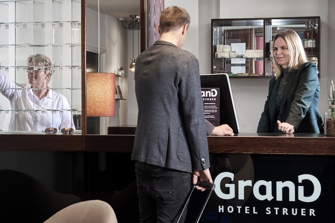 Imagen de los interiores del Hotel Grand Struer. Foto 11