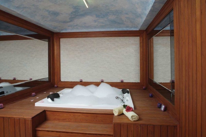 Imagen de la piscina del Hotel Grand Temizel. Foto 16