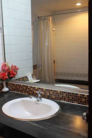 Imagen de la habitación del Hotel Grand Thara. Foto 9
