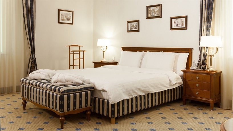 Imagen de los interiores del Hotel Grand Tien Shan. Foto 9