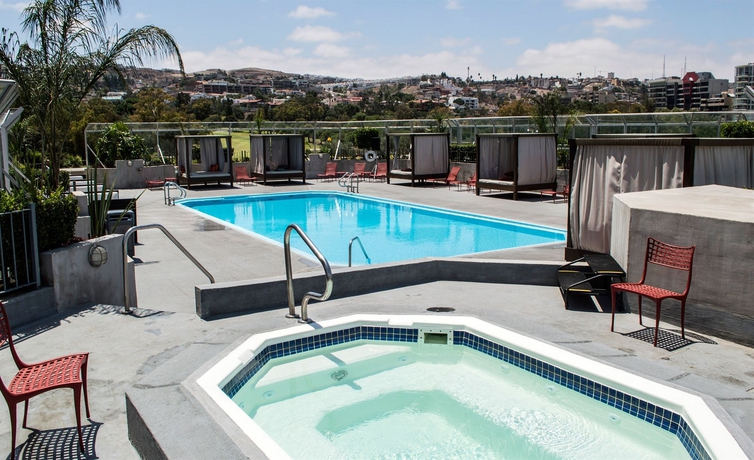 Imagen de la piscina del Hotel Grand Tijuana. Foto 9