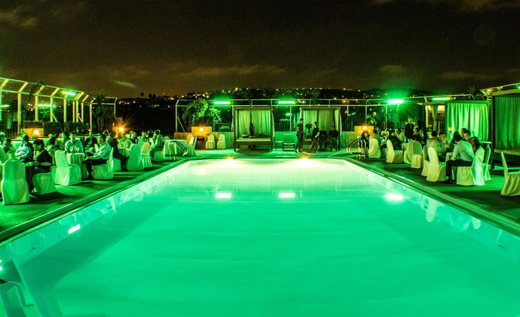 Imagen de la piscina del Hotel Grand Tijuana. Foto 10