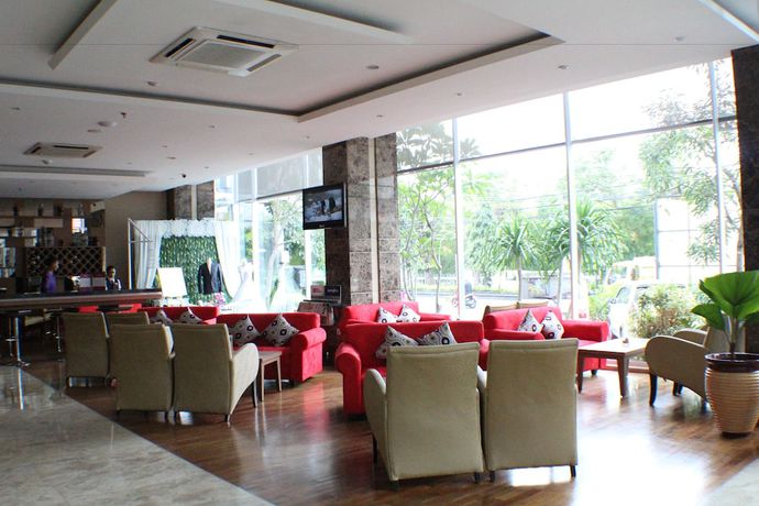 Imagen de los interiores del Hotel Grand Tjokro Yogyakarta. Foto 10