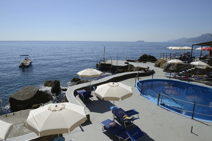 Imagen de la piscina del Hotel Grand Tritone. Foto 14