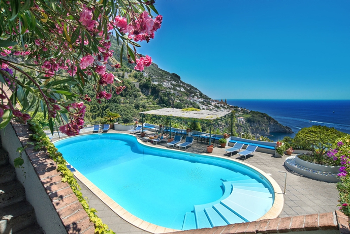 Imagen de la piscina del Hotel Grand Tritone. Foto 15