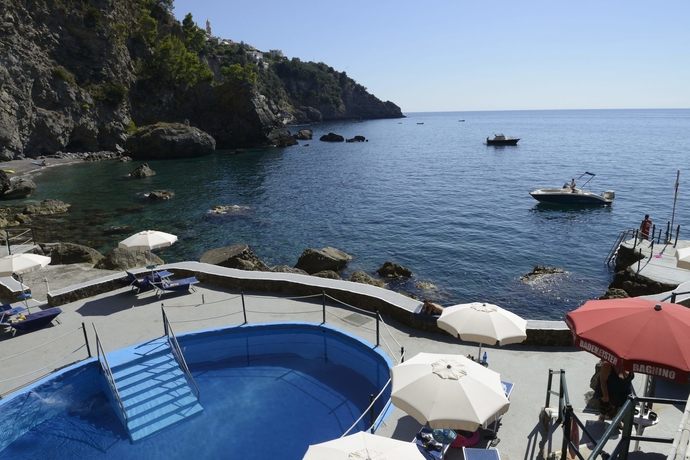 Imagen de la piscina del Hotel Grand Tritone. Foto 16