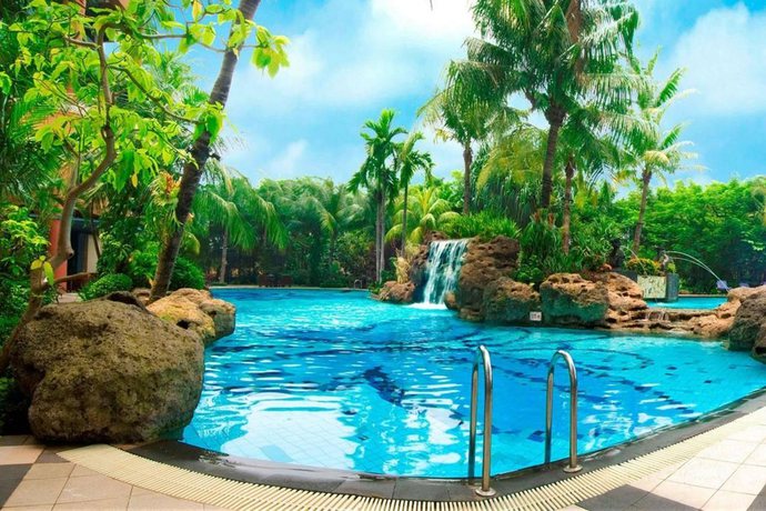 Imagen de la piscina del Hotel Grand Tropic Suites. Foto 21