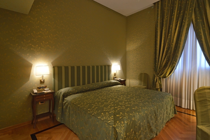 Imagen de la habitación del Hotel Grand Vesuvio, Nápoles. Foto 11