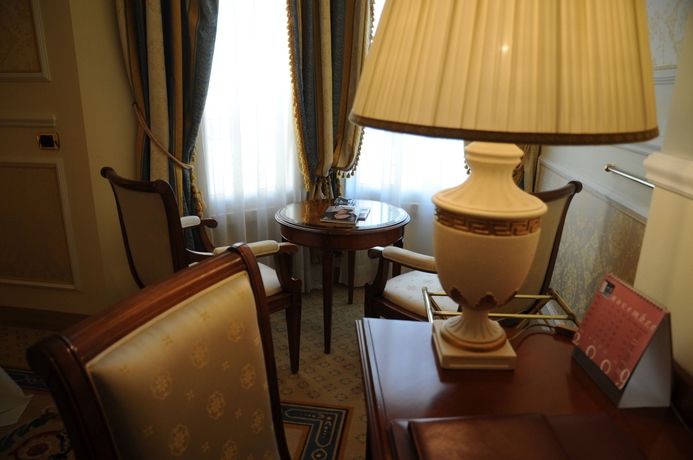 Imagen de la habitación del Hotel Grand Visconti Palace. Foto 10