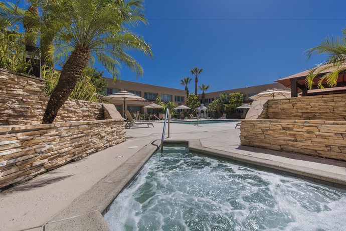 Imagen de la piscina del Hotel Grand Vista, Simi Valley. Foto 19