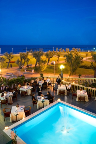 Imagen de la piscina del Hotel Grand Vittoria. Foto 16