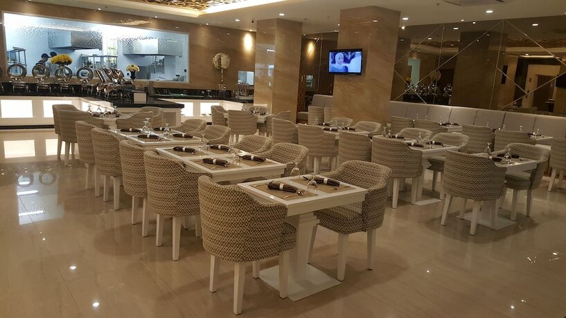 Imagen del bar/restaurante del Hotel Grand Viveana. Foto 17
