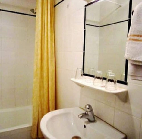 Imagen de la habitación del Hotel Grand Voltaire. Foto 9