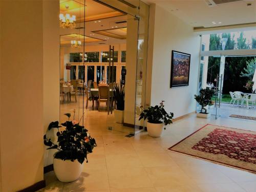 Imagen general del Hotel Grand White City. Foto 1