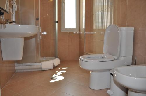 Imagen de la habitación del Hotel Grand White City. Foto 17