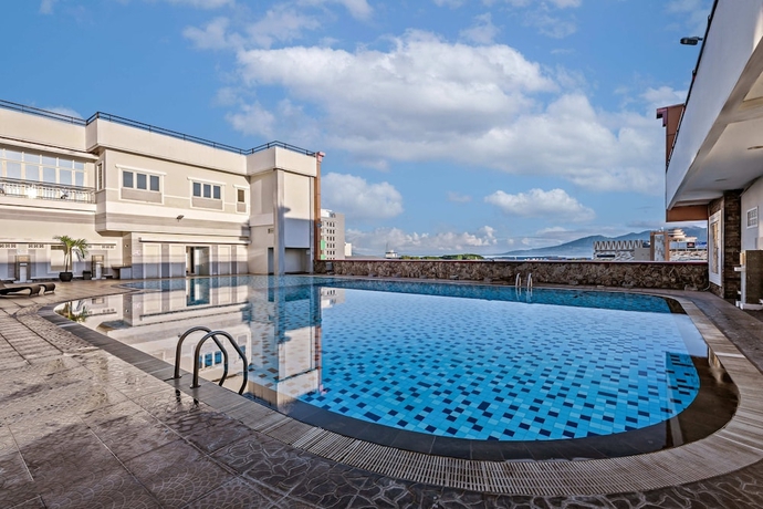 Imagen de la piscina del Hotel Grand Whiz Megamas Manado. Foto 14