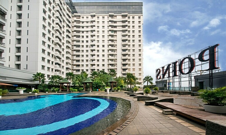 Imagen de la piscina del Hotel Grand Whiz Poins Square-Simatupang. Foto 26